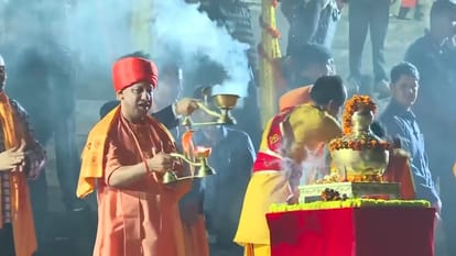 अयोध्या में 22 लाख 23 हजार दीये जलाने का बना वर्ल्‍ड रिकॉर्ड, देखिए मनमोहक तस्‍वीरें