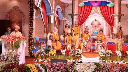 Ayodhya: Lord Shri Ram reached Ayodhya by Pushpak Viman, along with Lakshman and Mother Sita