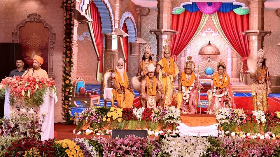 Ayodhya: Ram reached Ayodhya in Pushpak-shaped plane, CM performed the anointment