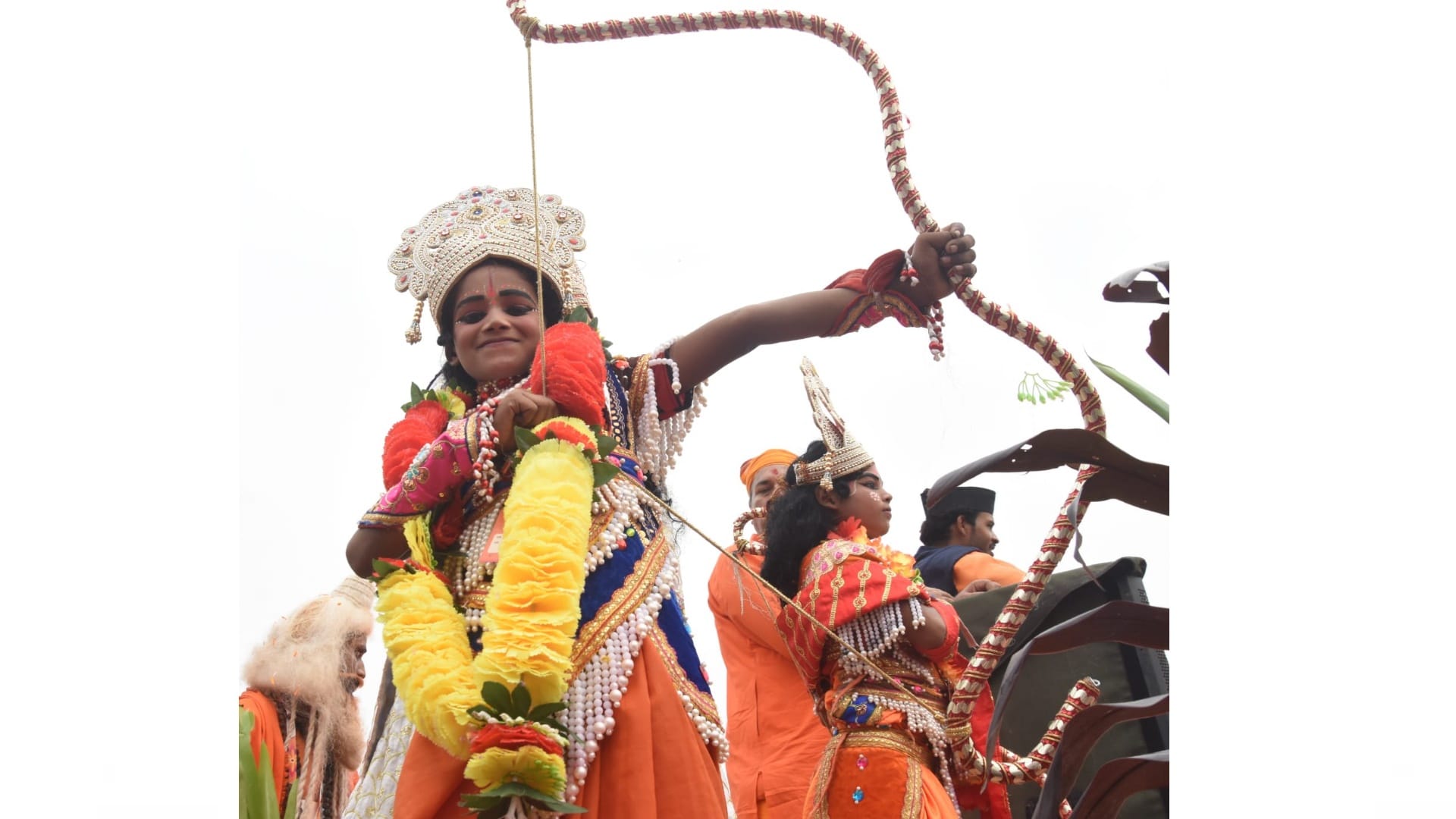 Ayodhya: Ram reached Ayodhya in Pushpak-shaped plane, CM performed the anointment