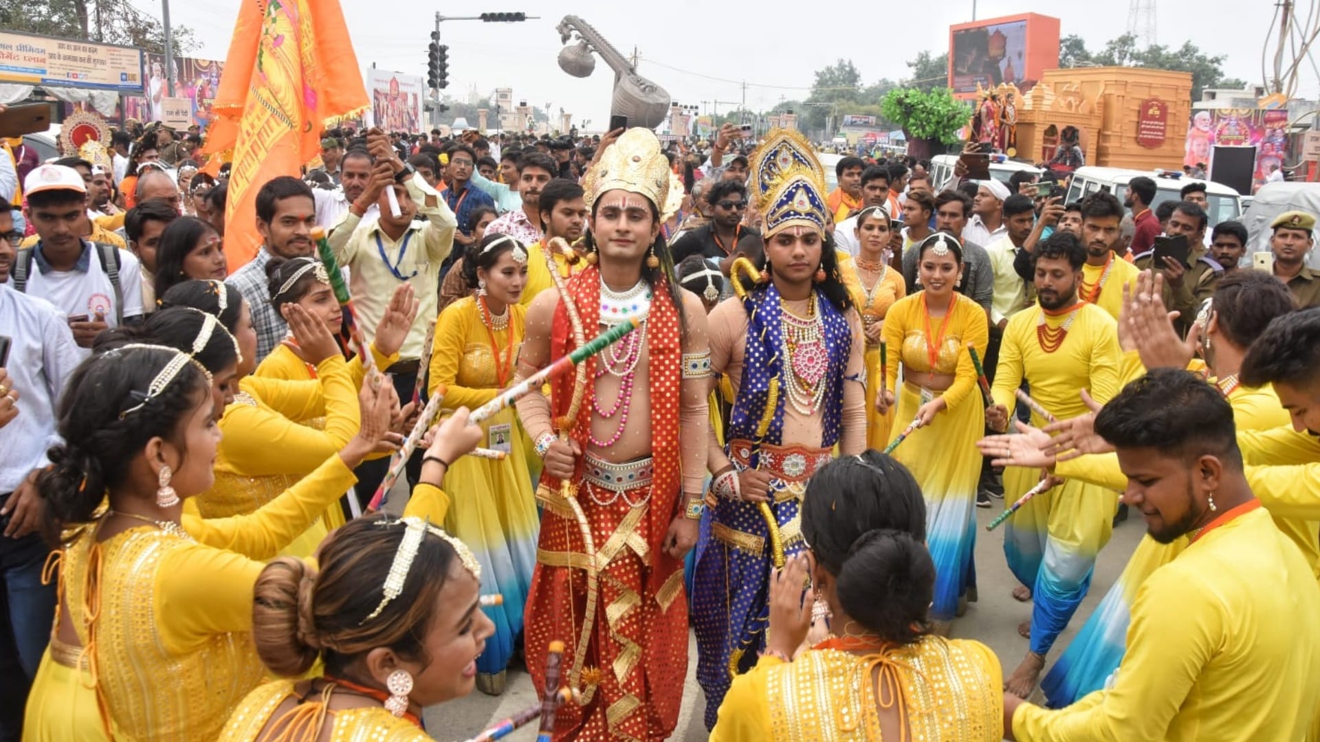 Ayodhya: Ram reached Ayodhya in Pushpak-shaped plane, CM performed the anointment