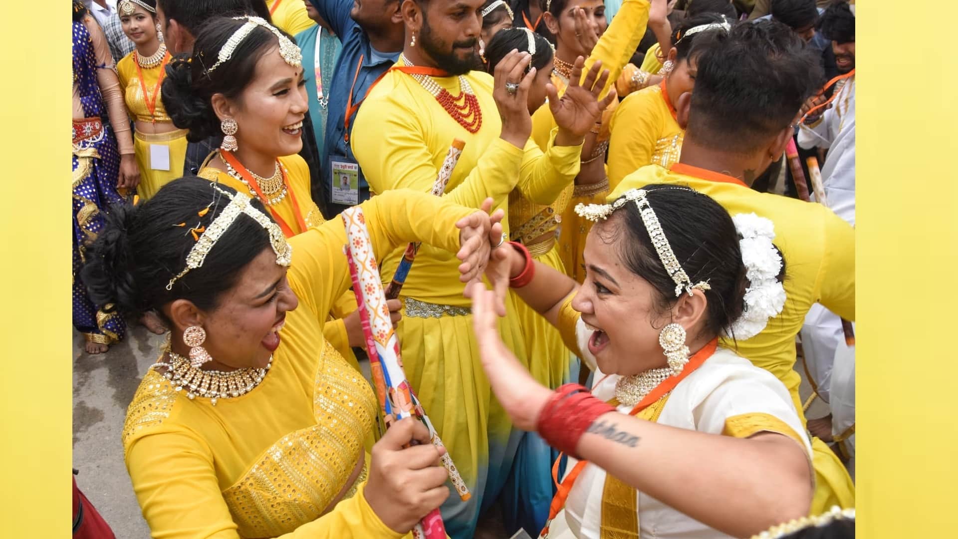 Ayodhya: Ram reached Ayodhya in Pushpak-shaped plane, CM performed the anointment