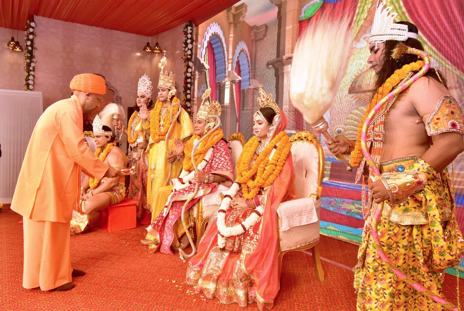 Ayodhya: Ram reached Ayodhya in Pushpak-shaped plane, CM performed the anointment