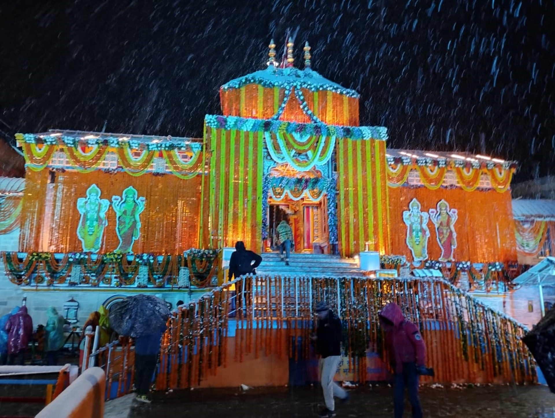 Snowfall in Badrinath and Kedarnath today Uttarakhand Weather Update Watch Photos
