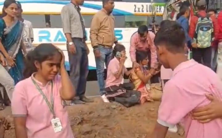 Bihar News: School bus overturns in Gaya, many students injured, road accident