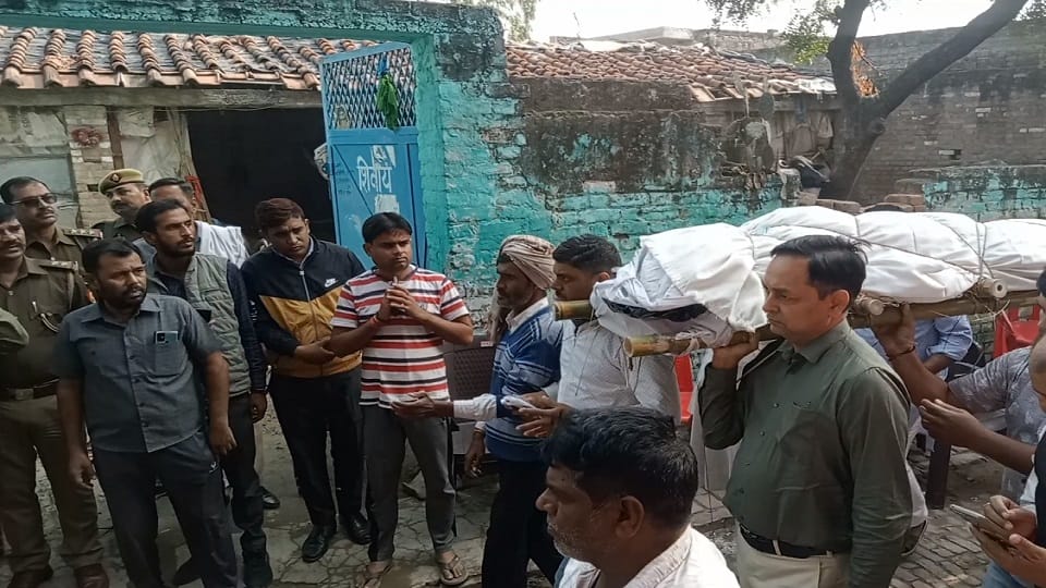 last rites of farmer who died after being beaten by police in bareilly