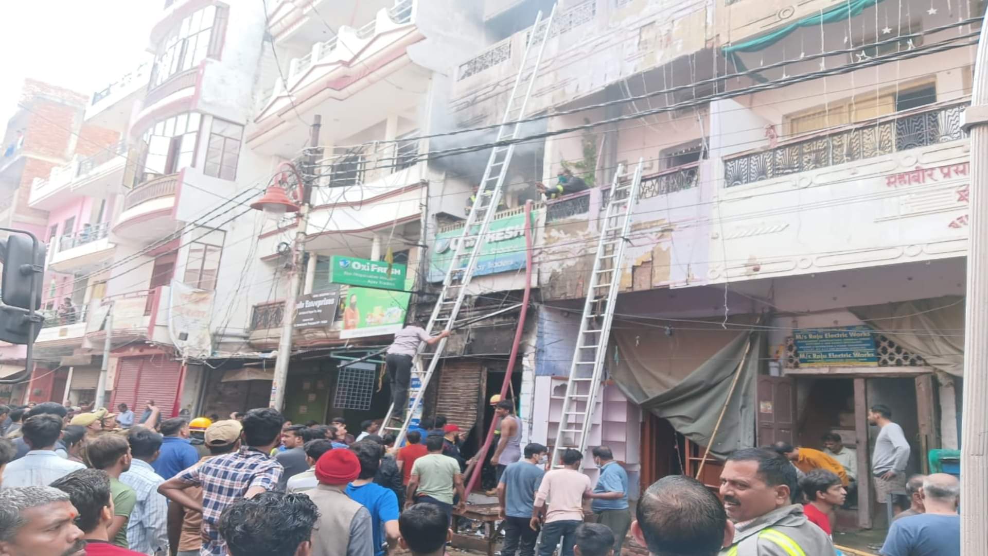 Fire broke out in disposal shop due to short circuit, many fire engines reached the spot.