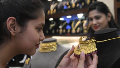 Chandigarh News:धनतेरस पर ऑटोमोबाइल बाजार पर धनवर्षा, 500 गाड़ियां बिकीं, लोगों ने खरीदा 30 करोड़ का सोना – Five Hundred Vehicles Were Sold In Chandigarh On Dhanteras