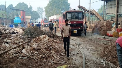 massive fire broke out in a plywood factory in Faridpur Bareilly