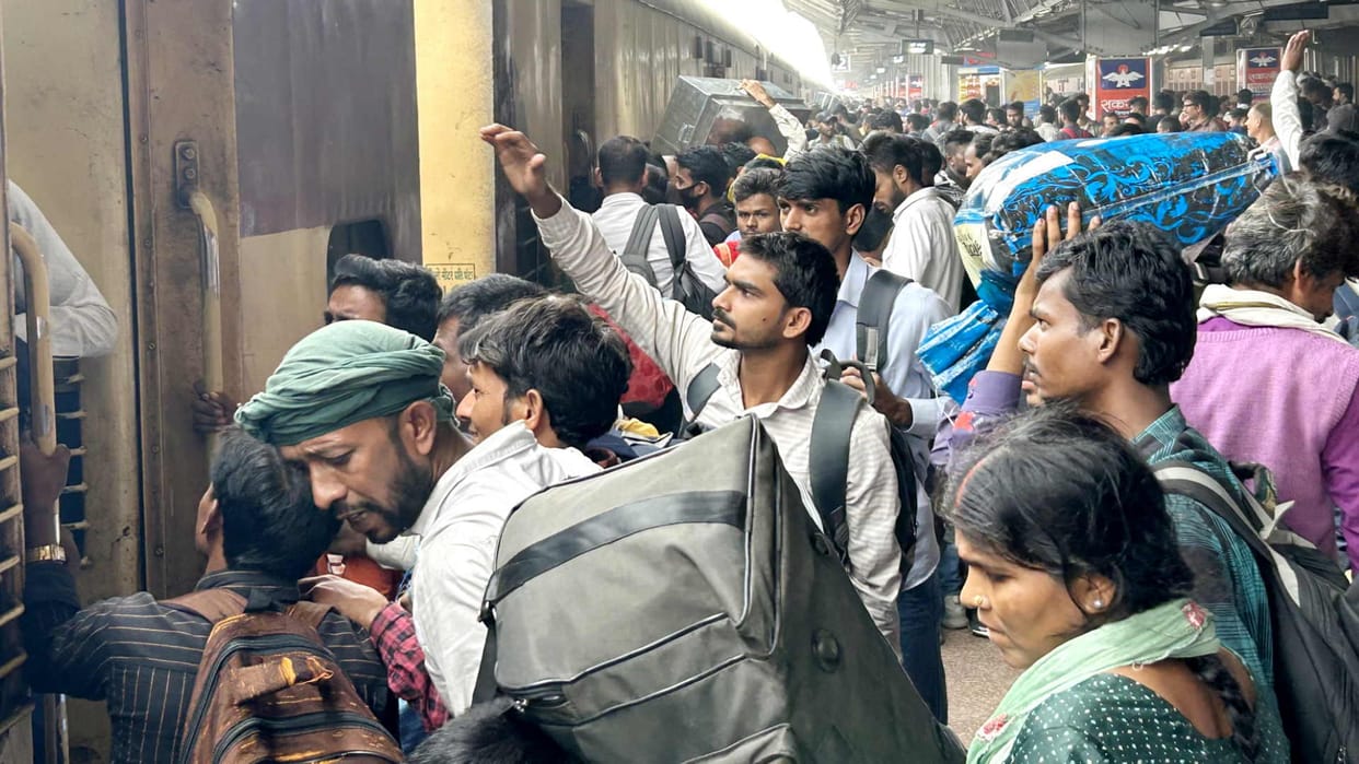 Crowd of passengers in trains going from Delhi to Bihar