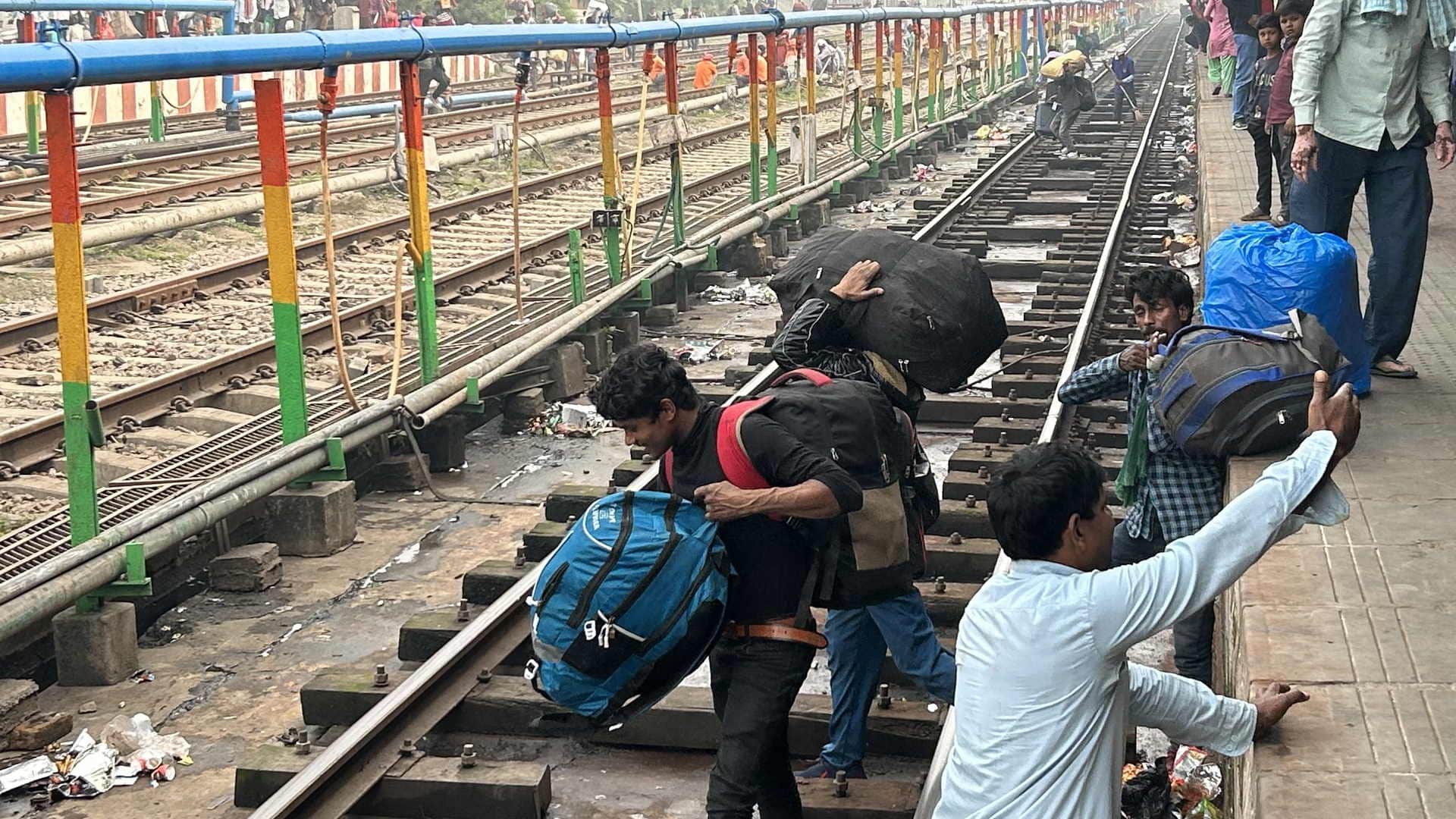 Crowd of passengers in trains going from Delhi to Bihar