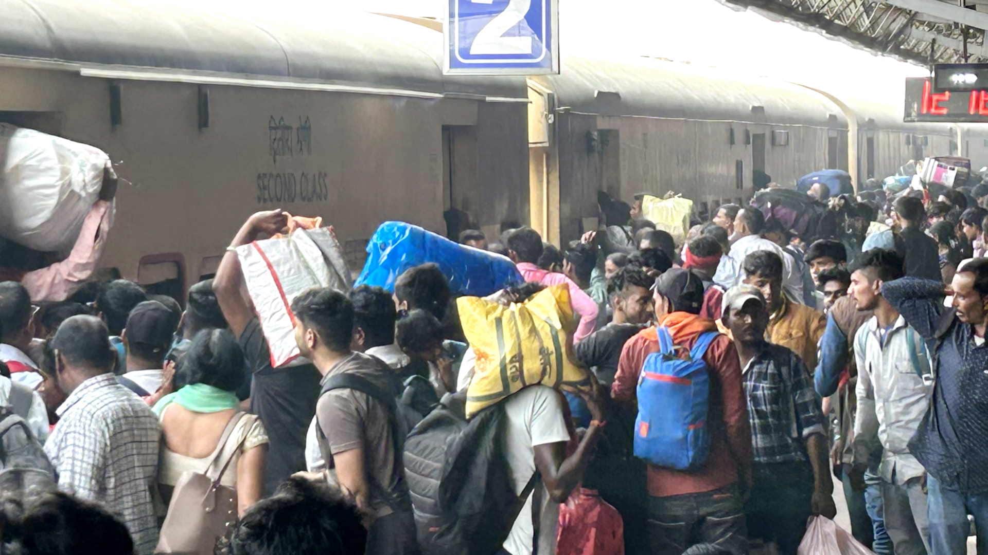 Crowd of passengers in trains going from Delhi to Bihar