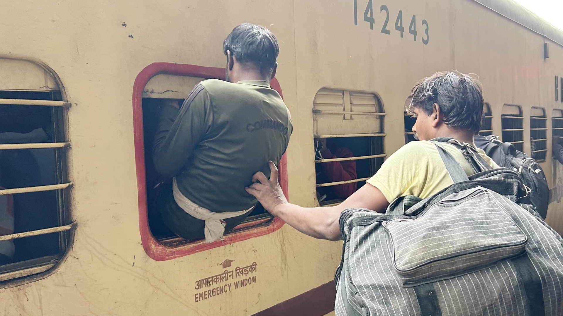 Crowd of passengers in trains going from Delhi to Bihar