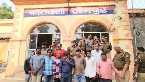Case against 12 people including the operator of Satyam Guest House, gambling game was going on; 11 phones