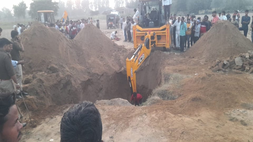 young man dies due to soil collapse in well in Budaun