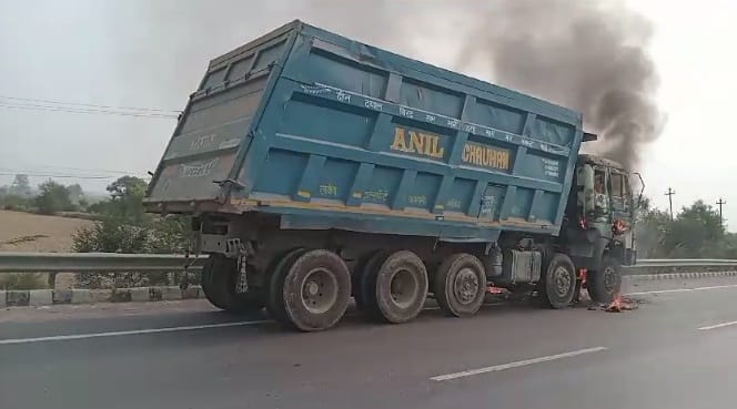 Fire broke out due to short circuit in dumper, driver and cleaner saved their lives by jumping