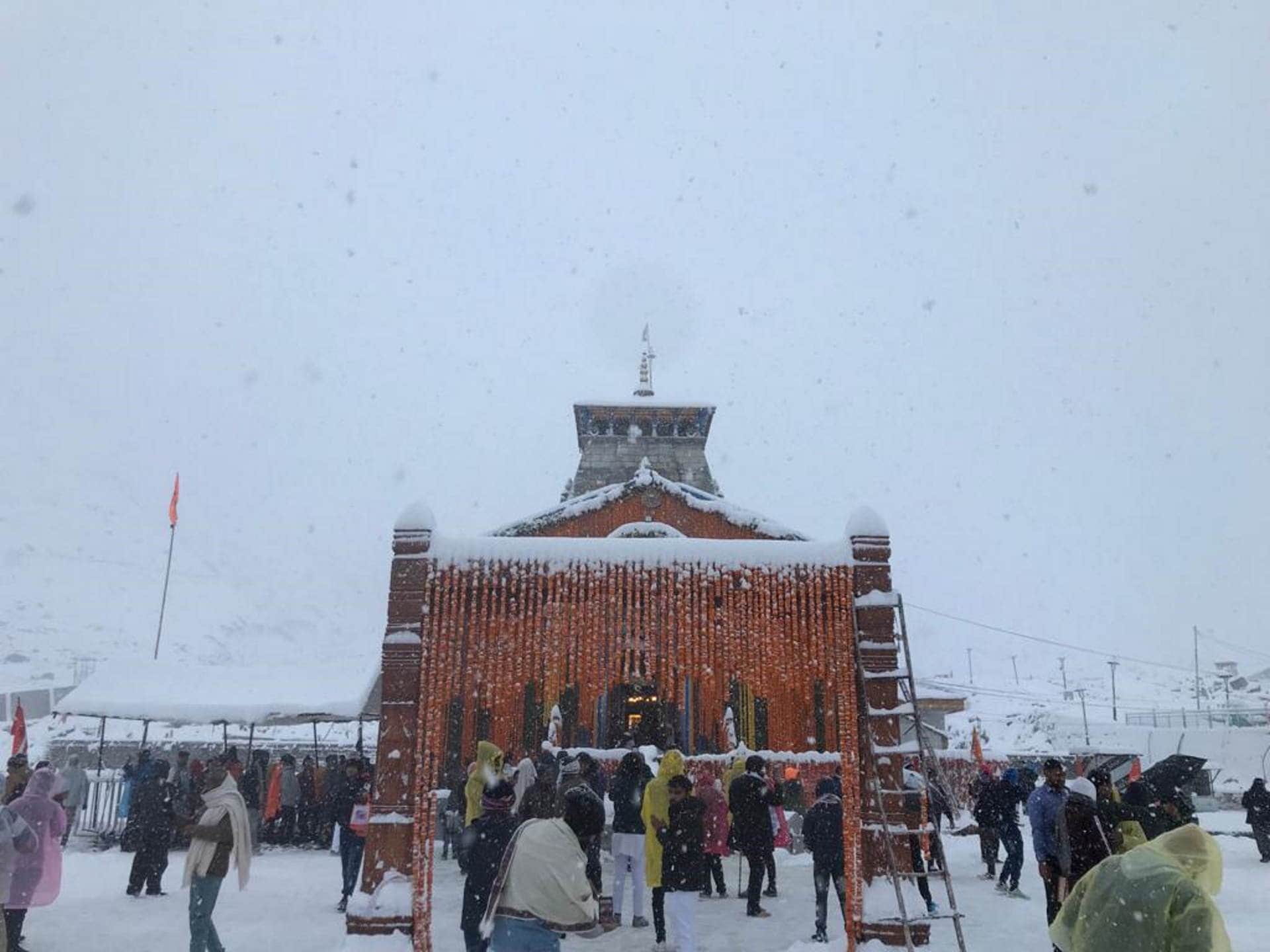 Snowfall in Badrinath and Kedarnath today Uttarakhand Weather Update Watch Photos