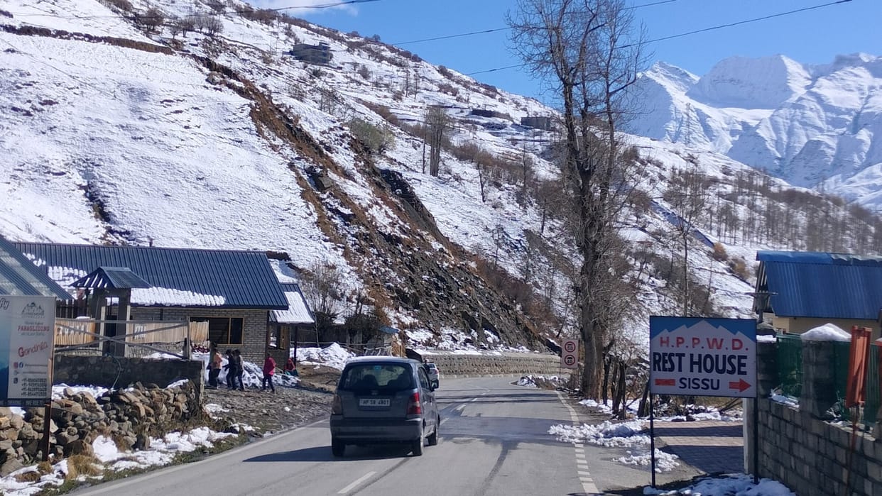 fresh snowfall in himachal pradesh expect to increase tourism activities in state