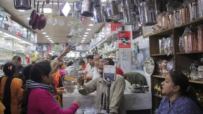 नेहरू बाजार में धनतेरस की खरीदारी करते