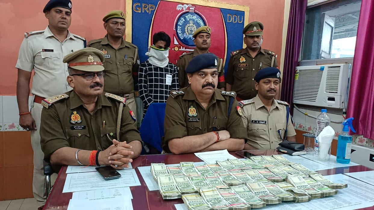 PDDU: Sixteen lakh rupees recovered from PDDU Junction, one arrested; The consignment was being delivered