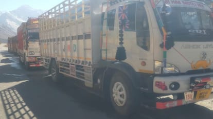 one feet snowfall in baralacha pass trucks stranded BRO started restoration work