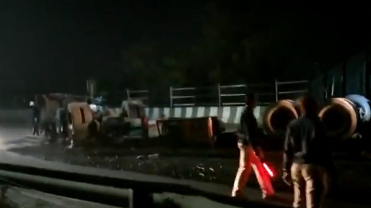 Trailer rammed into a pickup tempo on the Pune-Bangalore Highway Maharashtra News and Updates