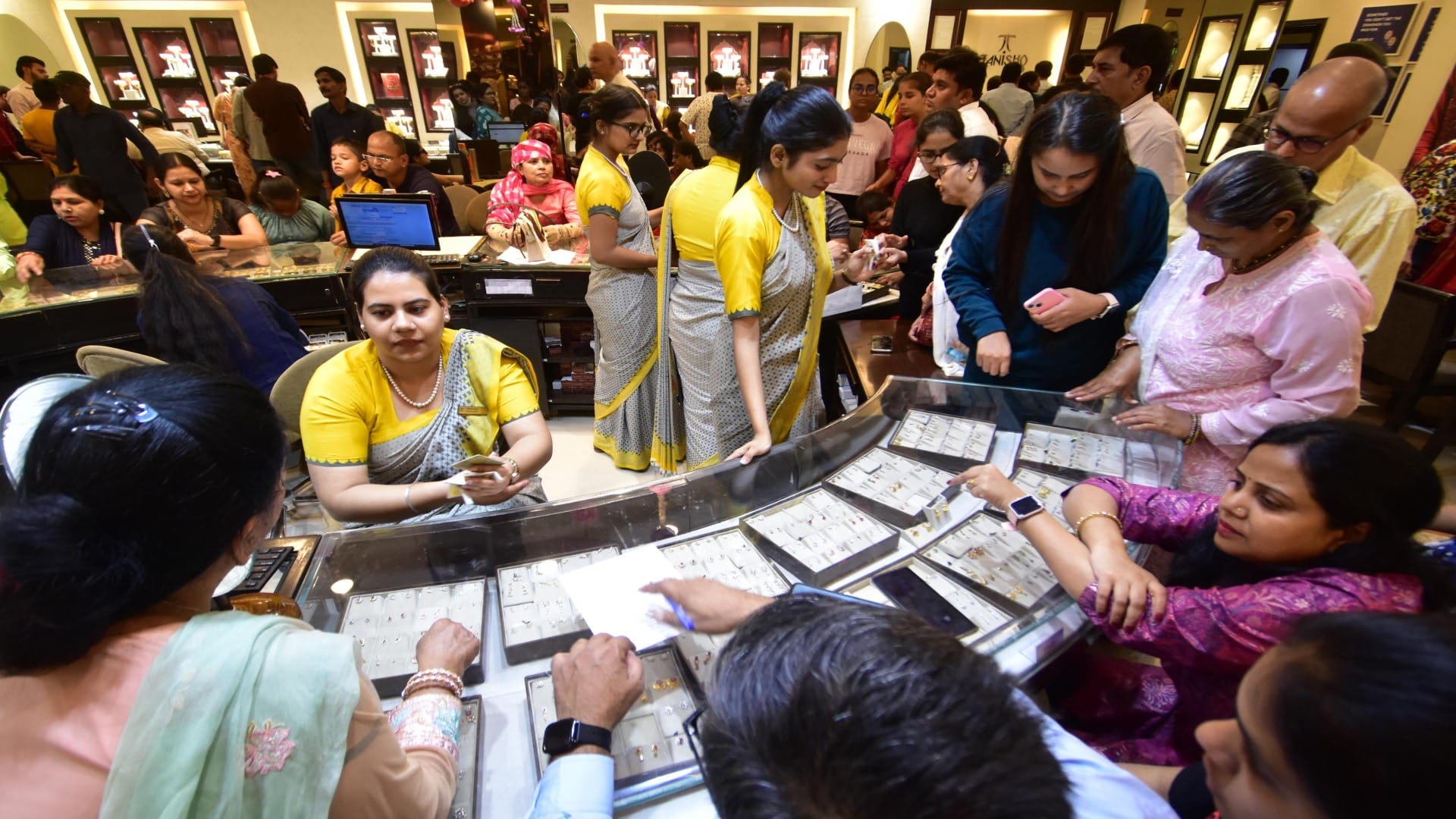 Market is prosperous on Dhanteras, business of Rs 1400 crore is estimated on Dhan Trayodashi.