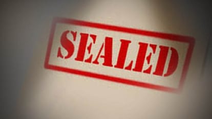 Firozabad: बिना रजिस्ट्रेशन संचालित निजी अस्पताल सील, स्वास्थ्य विभाग की छापेमारी से खलबली Health department team sealed private hospital operating without registration in Firozabad