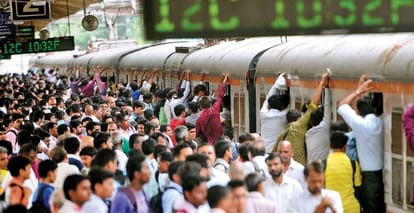 Gujarat: छठ पर घर जाने के लिए सूरत स्टेशन पर उमड़ा जनसैलाब, दम घुटने से एक की मौत, दो लोग हुए बीमार gujarat man dies in chaos in heavy crowd at surat railway station chhath diwali festival
