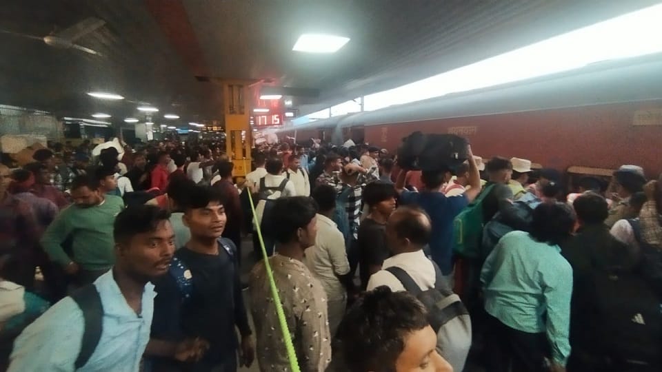 Lakhs of passengers leave by trains from Delhi to Purvanchal to celebrate Diwali 2023