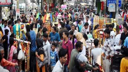 धनतेरस पर बाजार में उमड़ी भीड़।