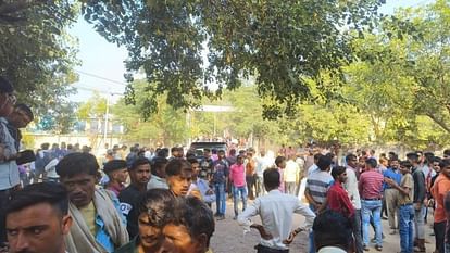 Shivpuri: एक बीएलओ ने पीएम की फोटो डालकर वोट डालने की अपील की, दूसरे ने प्रत्याशी को पहनाई माला, दोनों सस्पेंड MP Election 2023: Two BLO suspended for violating code of conduct in Shivpuri