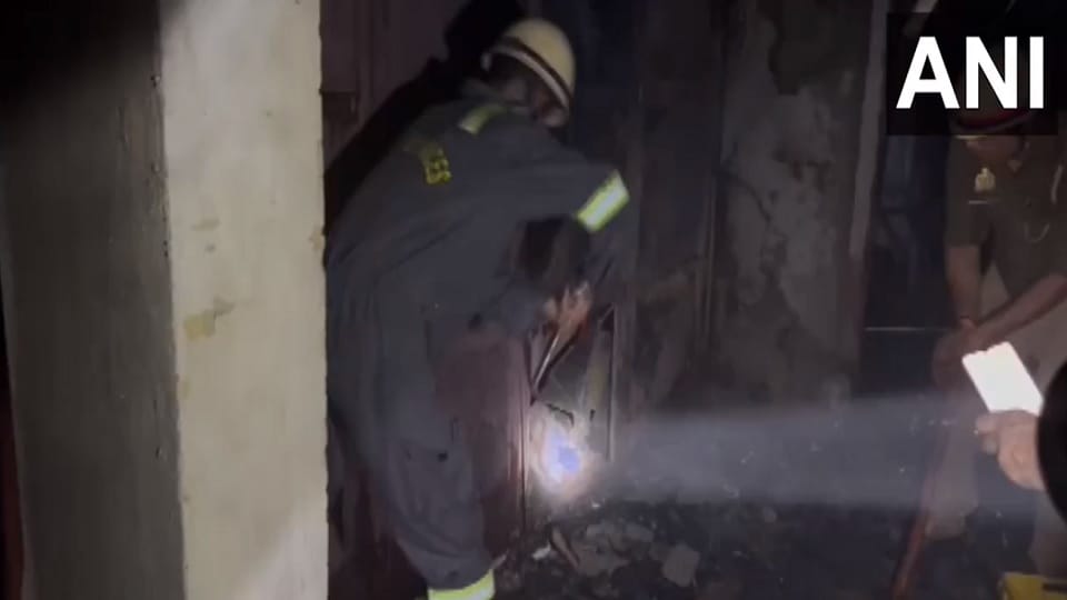 Fire broke out in a few shops in Royal Tower Market of Ghaziabad
