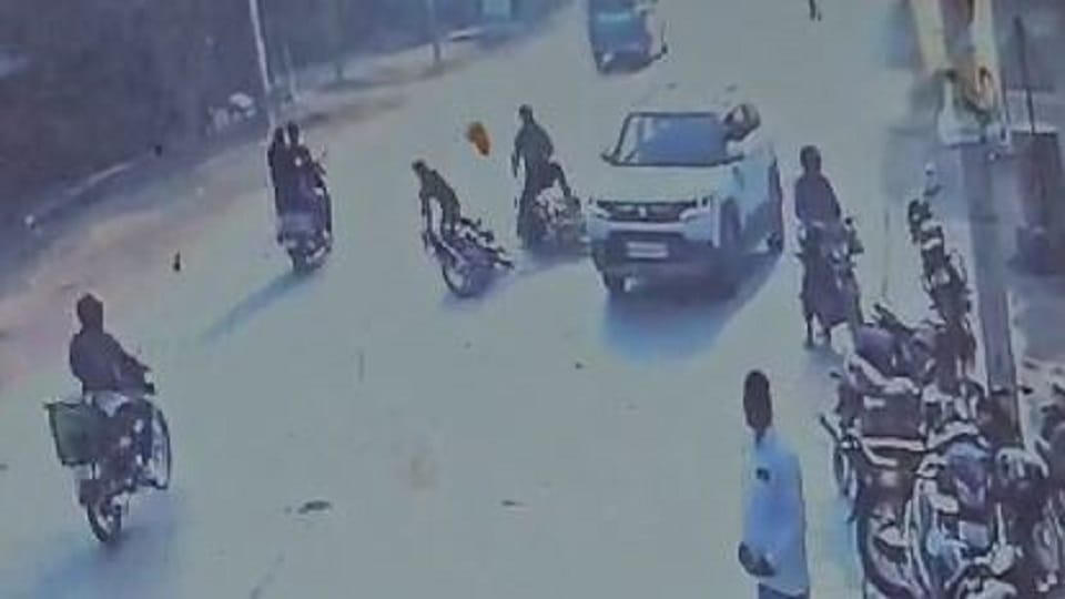 Agra Two bikes collided one youth died Angry family members blocked Fatehabad road