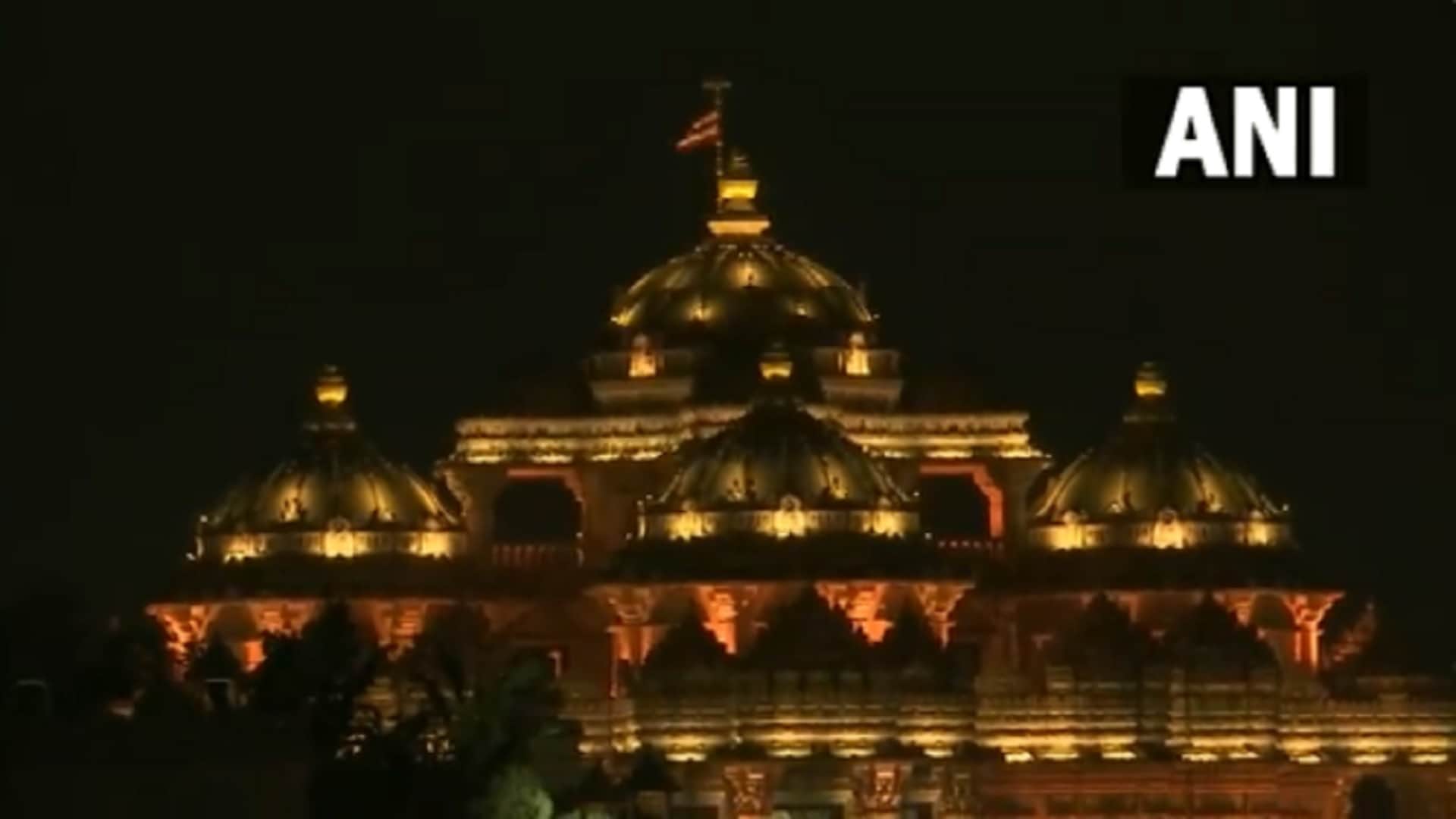 Delhi decorated with lights On Diwali Devotees light candles burst firecrackers see photos