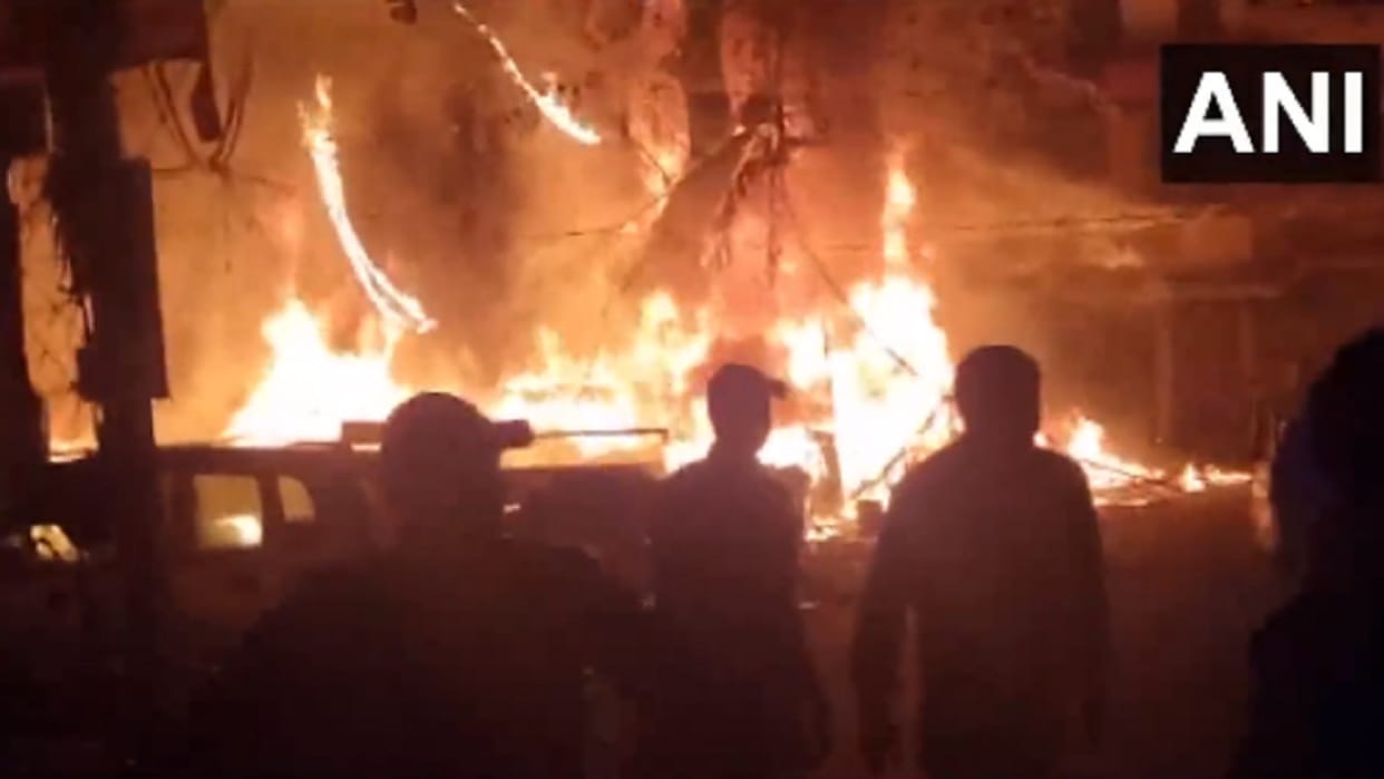 massive fire broke out in market of Tilak Nagar of delhi