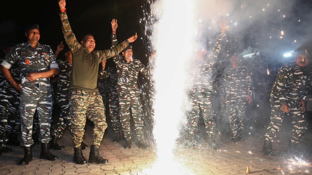 diwali 2023: Army jawans celebrate Diwali in border loc lac in jammu kashmir
