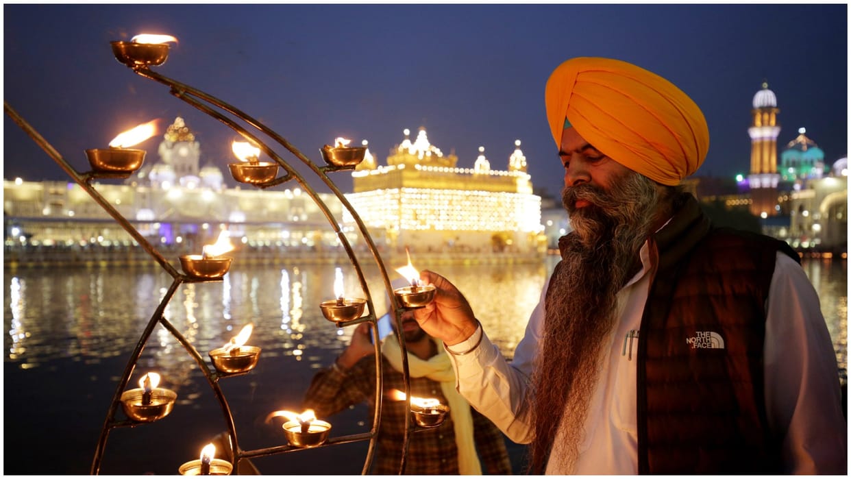Diwali celebrated in Amritsar devotees in Shri Harimandir Sahib Punjab News