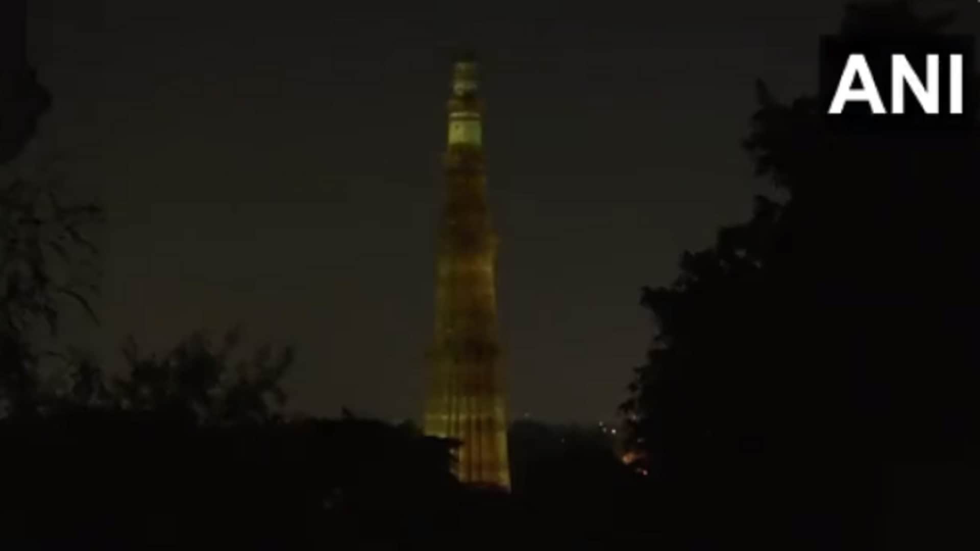 Delhi decorated with lights On Diwali Devotees light candles burst firecrackers see photos