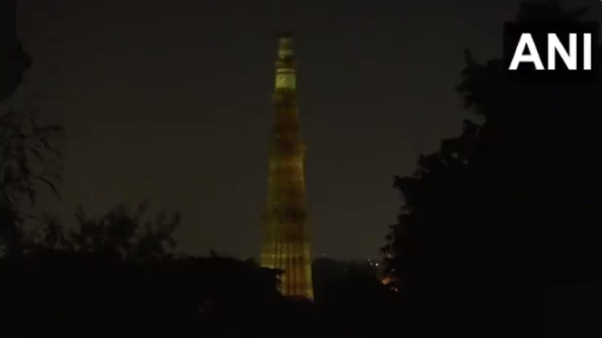 Delhi decorated with lights On Diwali Devotees light candles burst firecrackers see photos