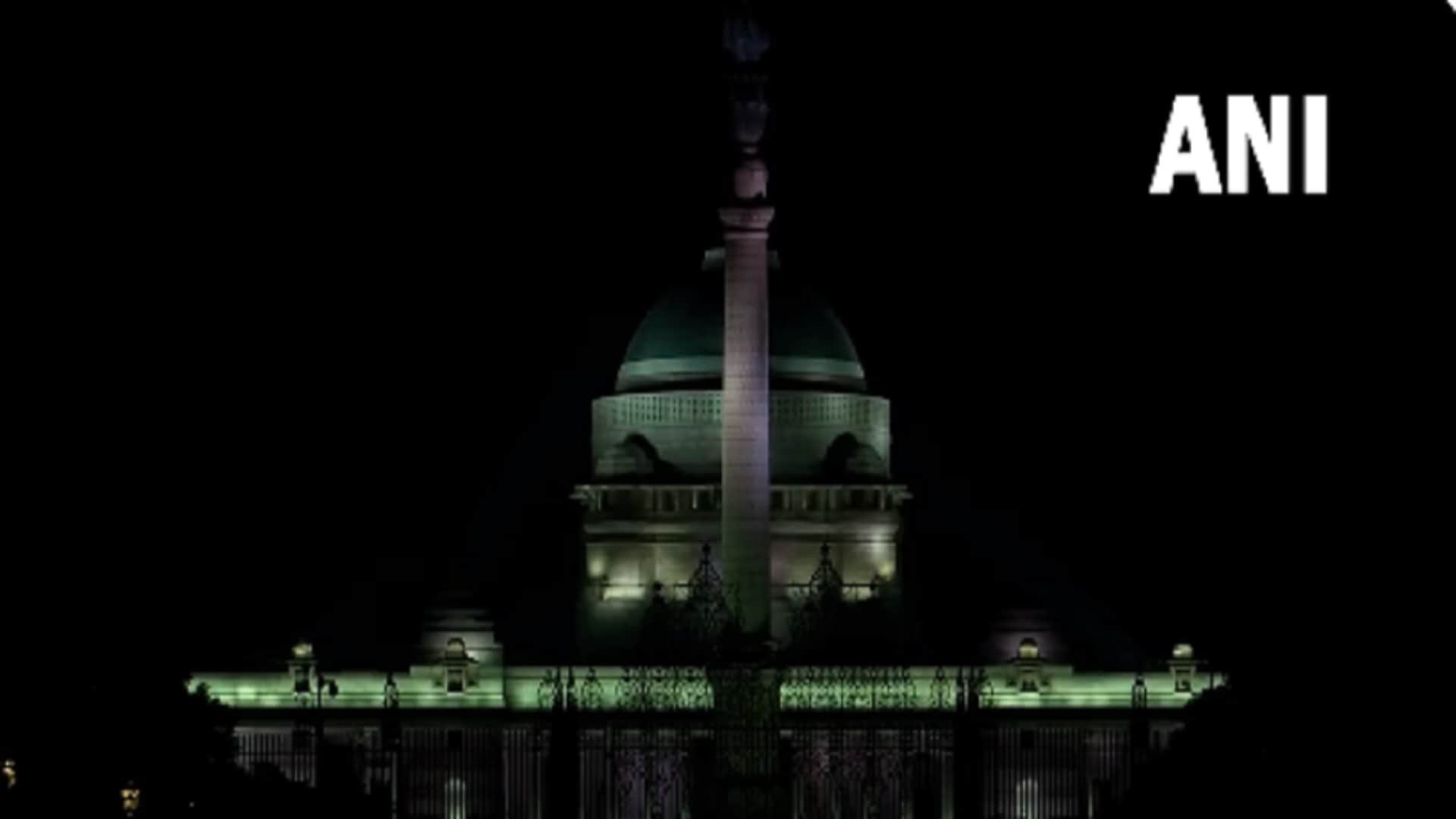 Delhi decorated with lights On Diwali Devotees light candles burst firecrackers see photos