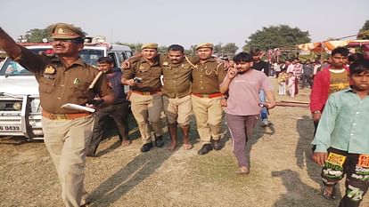 fire Broke Out in firecracker market in Mathura Many people including a policeman got burnt