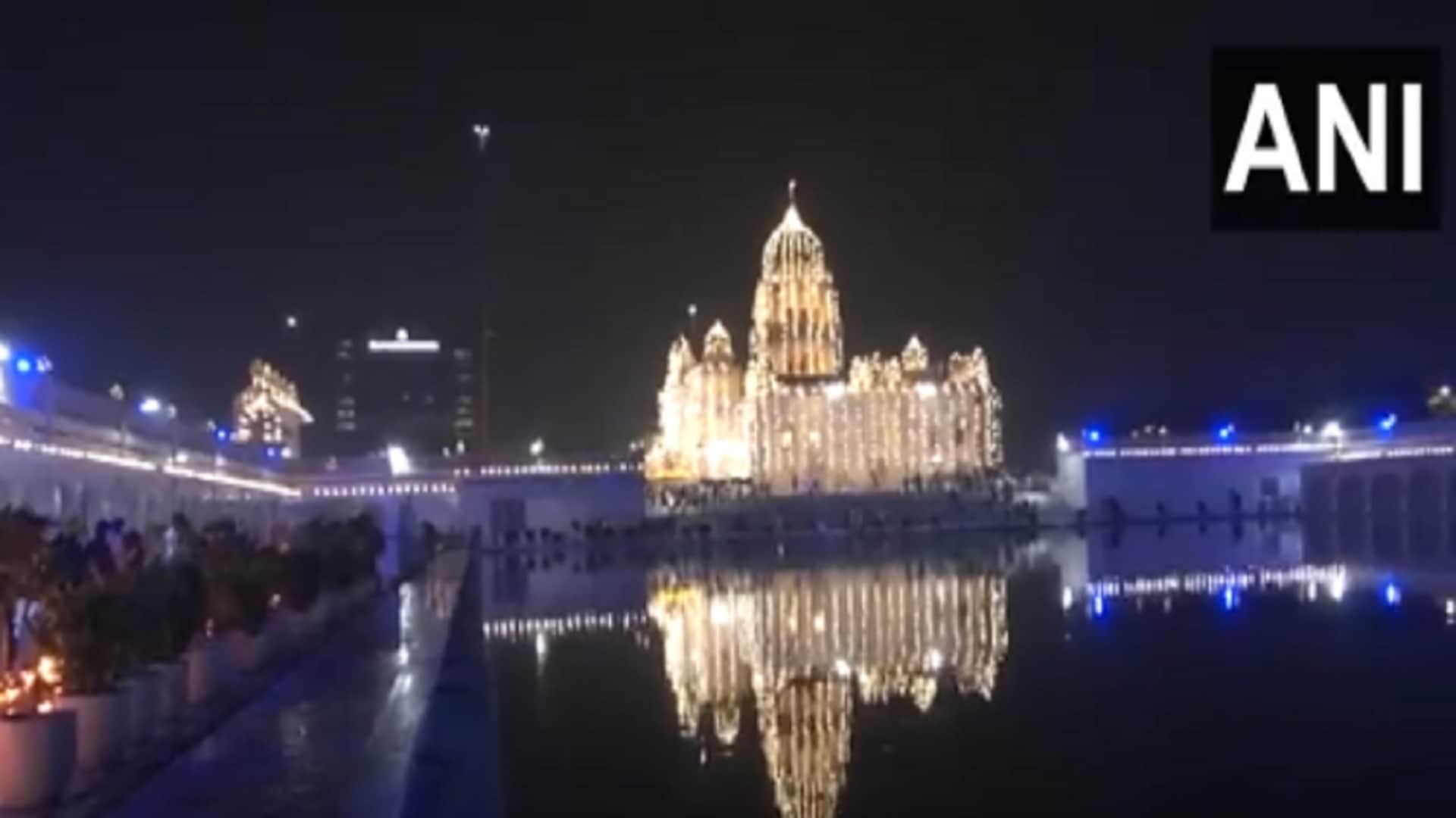 Delhi decorated with lights On Diwali Devotees light candles burst firecrackers see photos