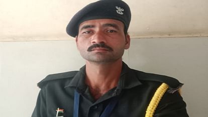 UP: सड़क हादसे में घायल मेडिकल कॉलेज के गार्ड ने दम तोड़ा, अज्ञात वाहन ने मारी थी टक्कर Medical college guard injured in road accident dies IN JHANSI