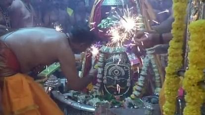 Ujjain: श्री महाकालेश्वर मंदिर में सबसे पहले मनाया गया दीपावली का त्योहार, भस्म आरती में जलाई गई फुलझड़ियां The festival of Diwali was first celebrated in Shri Mahakaleshwar Temple.