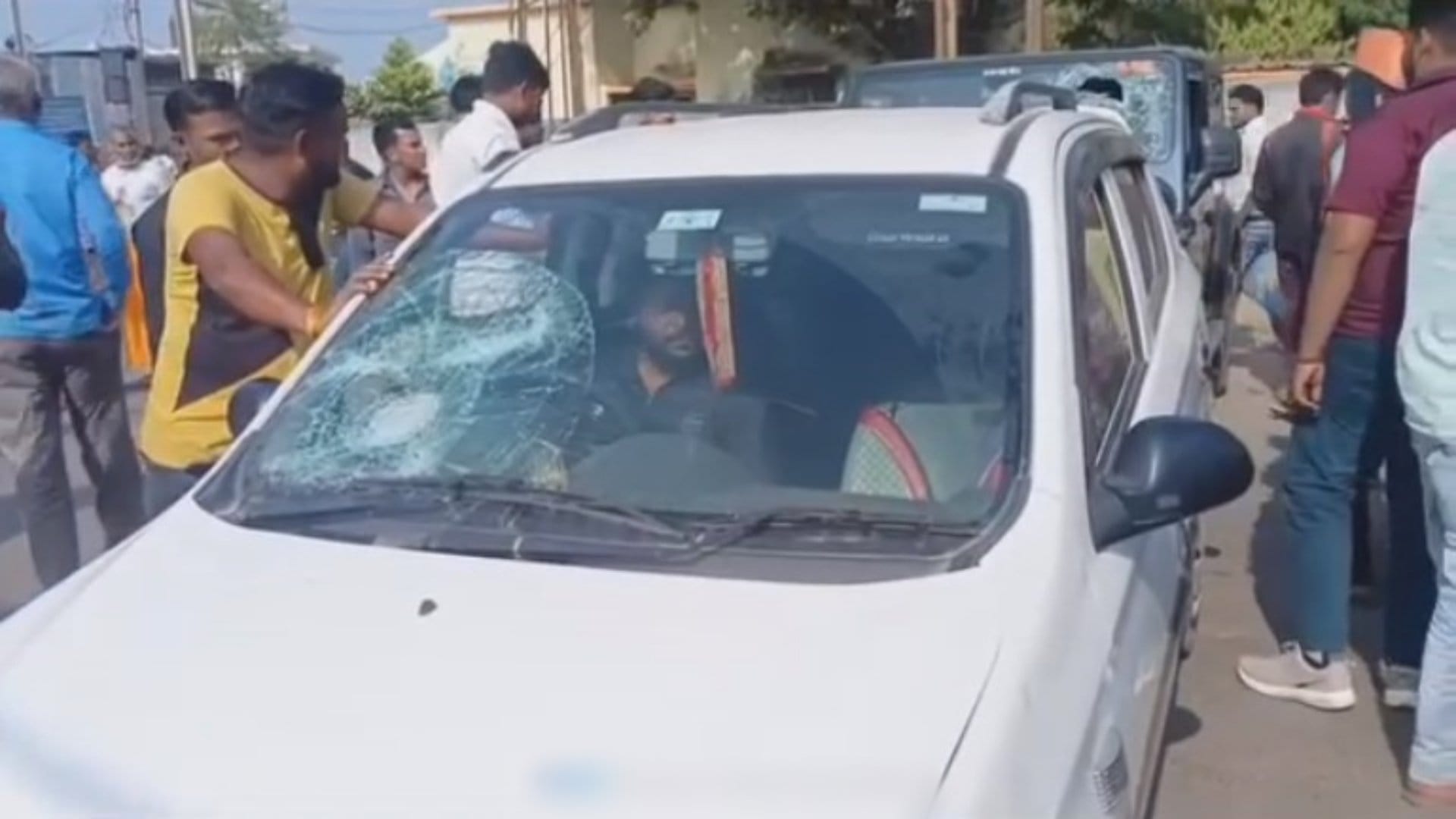 पथराव में भाजपा प्रत्याशी के समर्थकों की गाड़ी का शीशा टूटा