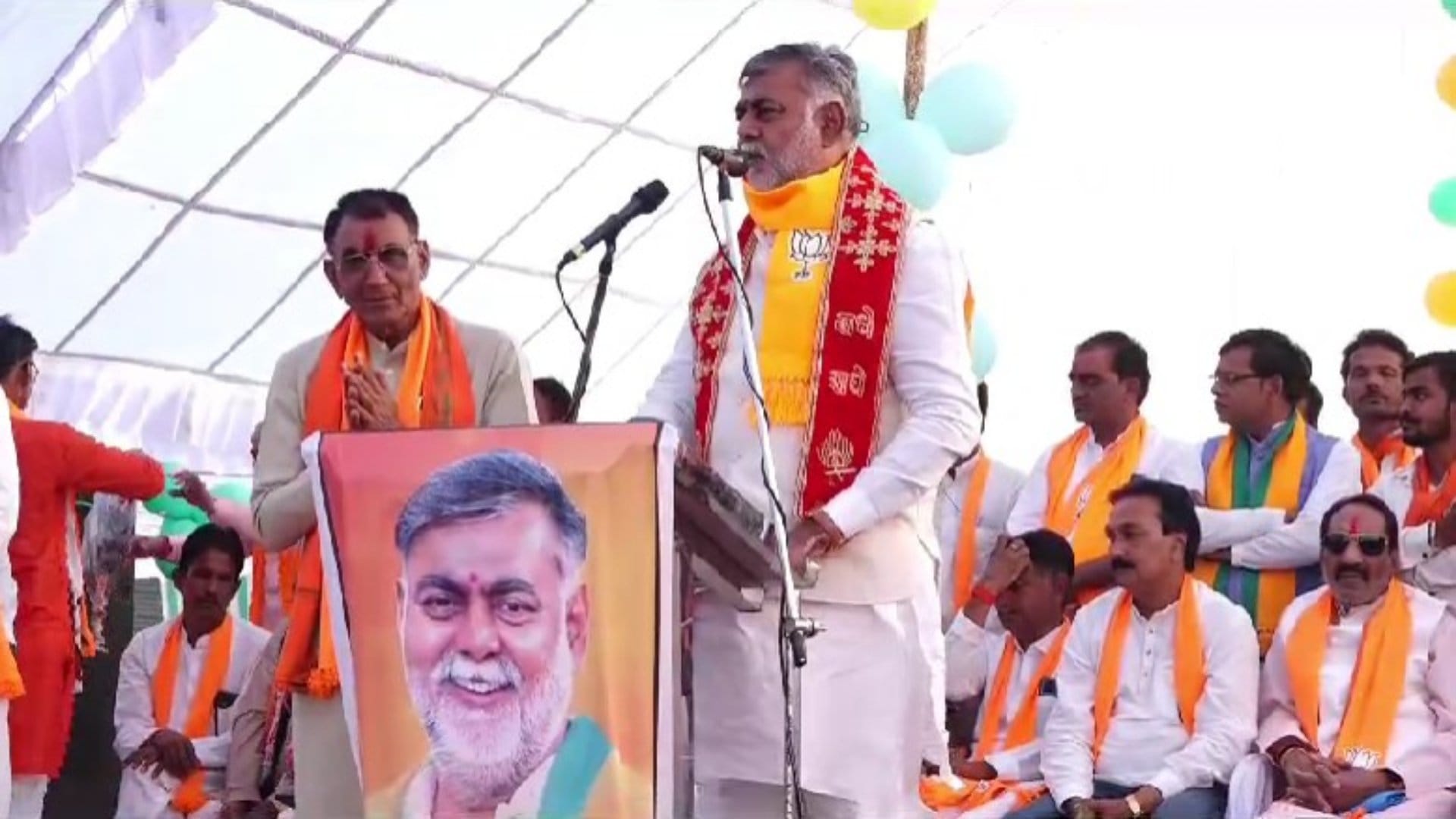 सभा को संबोधित करते भाजपा नेता प्रह्लाद पटेल