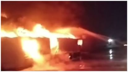 Haryana: रेवाड़ी में पेंट के गोदाम में लगी आग, करोड़ों का सामान जला Fire breaks out in paint warehouse in Rewari, goods worth crores burnt