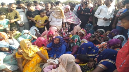 UP: ओवरलोड ट्रक के नीचे दबने से मजदूर की मौत, परिजनों ने किया हंगामा, 5 लाख के मुआवजे के आश्वासन पर खोला जाम Laborer dies after being crushed under overloaded truck in Muzaffarnagar