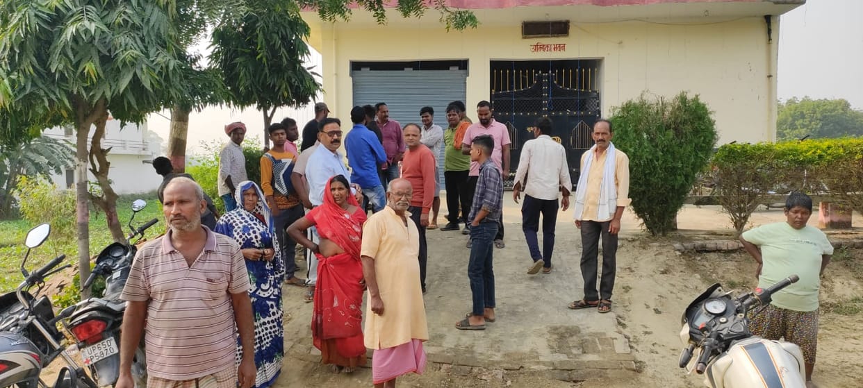 Dead bodies of mother and innocent son found hanging in Jaunpur, husband had gone to the village for two days
